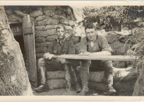 Etienne de Lhoneux (links) in een loopgraaf in een rustige frontsector. (vergroot foto)